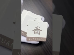 قم بتمييز وتحديد منتجاتك بأمان باستخدام بطاقات تعليق الملابس المخصصة