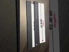 علامة تعليق ملابس بلاستيكية شفافة على شكل قفل سريع لتمييز الملابس