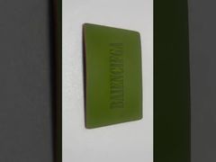 علامة جلدية سوداء مميزة لمنتجات الجينز الدائمة والأنيقة