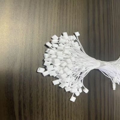 الملابس البوليستر الأبيض حلقة الأمان العلامة البلاستيكية المصممة العالمية