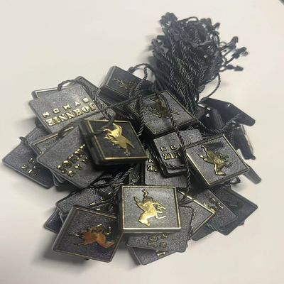 الملابس سوينغ الأسعار العلامة التثبيتات الأسود العلامات المعلقة الأوتار OEM